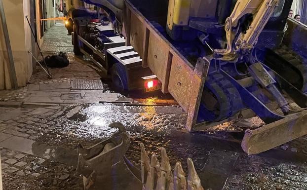 Se hunde un camión en la calle San Juan de Badajoz cuando reparaba una rotura de tubería